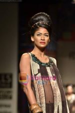 Model walks the ramp for Niki Mahajan show on Wills Lifestyle India Fashion Week 2011-Day 4 in Delhi on 9th April 2011 (34).JPG